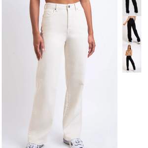 Säljer dessa sjukt fina jeans i krämvit färg🤍