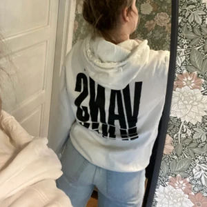 Vans hoodie  - Vit Vans hoodie, knappt använd. storlek S men lite oversized! (Jag tycker den sitter perfekt och har S) nypris 750kr😊 Pris kan diskuteras 