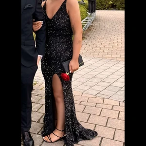 Balklänning  - Säljer min älskade balklänning, endast använd en kväll och är i toppen skick! Den har en slits på vänster ben, släp baktill och lite djup i ryggen. Säljer den för 300+frakt❤️