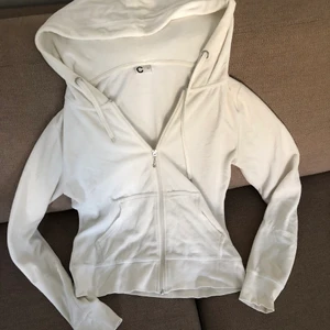 Vit velour kofta - Vit velour kofta strlk S. Väldigt skön och söt på, ger en Y2k känsla. 