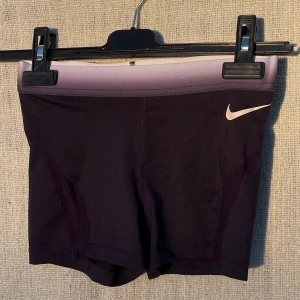 NIKE tränings shorts  - Lila nike pro hypercool shorts. Provade några gånger men aldrig riktigt använt dom. Har lite hål på båda sidorna. Priset är diskuterbart. 