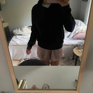 Svart huvtröja - Super snygg svart huvtröjor som är köpt från H&M.😇