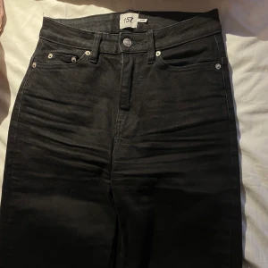Svarta jeans  - Svarta jeans från Lager 157. Passar dig som är 160 cm eller kortare. Annars är dom ankellånga i modellen. Storlek XS