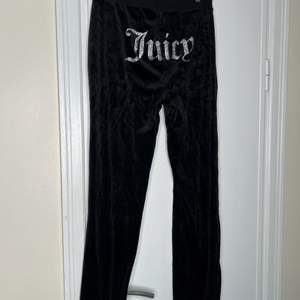 Svarta juicy couture sweatpants med Juicy logga i strass baktill. Normalt begagnat skick. 