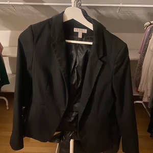 Svart hm kavaj - Säljer denna svarta kavaj billigt o smidigt vill bara bli av med den!