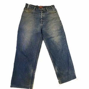 Vintage Baggy Globe Jeans strlk M - Skitsnygga vintage jeans från råcleana 90s skatemärket Globe. Små tecken på användning men det är bara snyggt, annars super vintage skick. De är baggy med fett nice passform, jag är 190 cm och de är stora på mig men inte jättestora (se bild). Kvalitet 😍