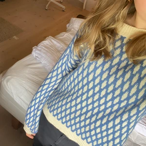 Stickad tröja - Mysig stickad tröja från shein lite konstig ljus på bilderna men färgen ser ut mest som den gör på andra bilden, perfekt nu till hösten storlek s (passar mig bra lite overzise som brukar ha xs)