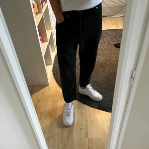 Pull & bear svarta jeans - Skick: 9/10 Storlek: EUR 40 ”baloon” Orginalpris: 399kr