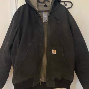 En höst/vinterjacka från Carhartt i jättefint skick!! Den är i en urtvättad svart färg och har en bomberjacka modell. I storlek L från herravdelningen men passar alla beroende på hur man vill att den ska sitta! 