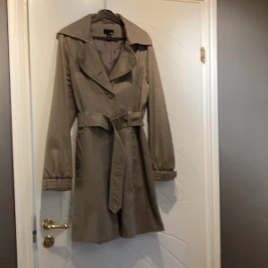 Tunnare kappa - Använd ett fåtal gånger  Köpt på H&M för ca 10 år sedan Silkigt foder Snygga detaljer
