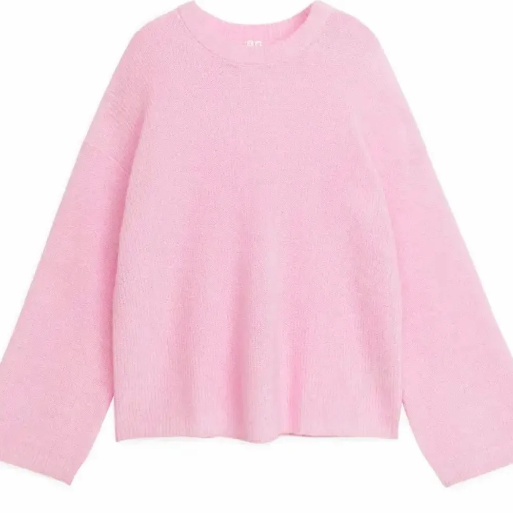Säljer nu denna rosa tröja från Arket i storlek Xs. Helt ny med prislapp . Stickat.
