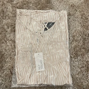 Nelly - Halloj! ✨ Nu säljer jag en HELT NY klänningen från Nelly (se tredje bild på hur den sitter) och wow vad den är vacker. Jag köpte två storlekar och nu sitter jag här med en till er, med billigare erbjudande🌸