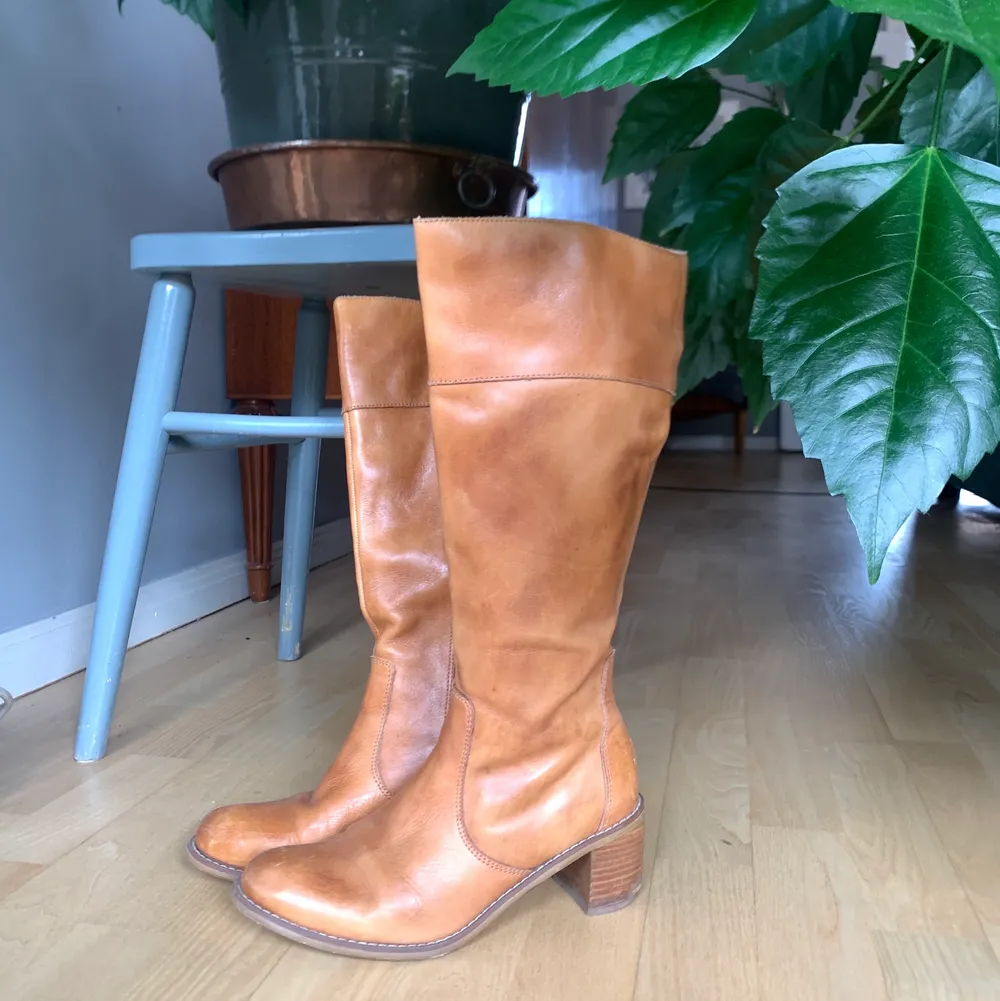 Boots-klackar i beige brun färg med 6 cm i klack :) frakten kommer kosta 118 kr. Skor.