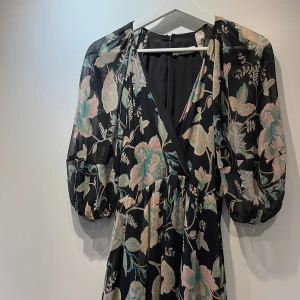 Mango blommig maxiklänning - Långklänning med blomstermöster och ballongärm. Aldrig använd. Nypris 600kr