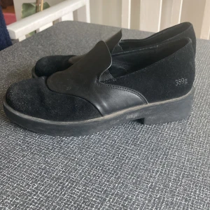 Gram skor skinn storlek EU 38 - mer som 39 - Superbekväm skor från gram. Stor i storlek så passar mig som brukar ta storlek 39. 