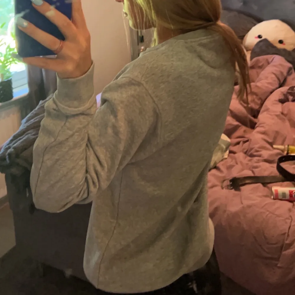 Gant hoodie grå säljer för att den inte kommer till användning bra skick ❤️säljaren står för frakten🥰. Tröjor & Koftor.