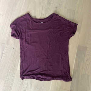 T-shirt - Vinröd t-shirt i skönt material från Cubus, köparen står för frakten på 49kr 