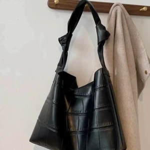 Väska - Säljer vidare denna superfina väskan från plick! Rymlig och snygg💓