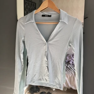 Tröja från bikbok - Tröja med krage från bikbok💙 Köparen står för frakten.