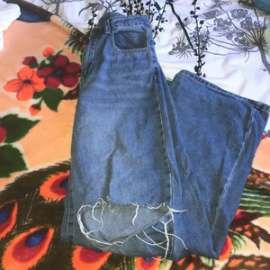 Baggy jeans  - Har knappt kommit till användning eftersom att jag beställde en storlek för liten! Jätt tre fina jeans och skulle behållt ifall dom inte gå var för små! 40kr+frakt=99 köpt för 250 online 