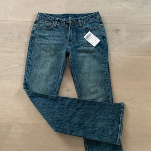 Jeans från brandy Melville💌 - Jag säljer dessa jeans från brandy Melville!! Helt sprillans nya och säljer pga att det är för stora för mig. Helt slutsålda oxå. Frakten står man för själv men annars kan jag möta upp er i Lund, Malmö, Bjärred eller Lomma.