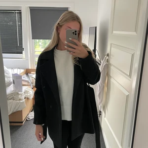 Svart kappa - Svart kappa från NA-KD, jättefint skick, sparsamt använd. Rensar pga flytt. 