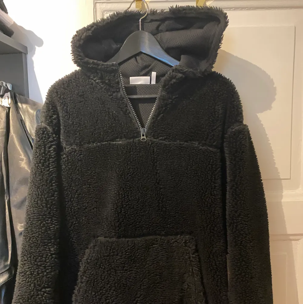 Säljer min as snygga fleece från Weekday som max är använd 5 gånger 💃🏽 köpt på deras herravdelningen därav snyggt oversize, perfekt nu till hösten, frakt tillkommer 💕 köptes förra hösten för 1000 kr . Takit.