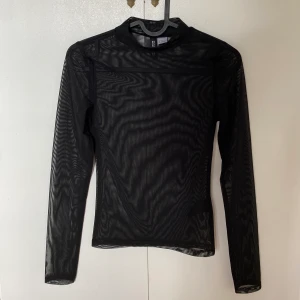 Tröja - Denna svarta tröja från H&M är see through och är använd några gånger. Den är i storlek XS och den sitter lite tajt runt halsen.🤎