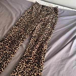 Lindex  - Säljer dessa leopard mjukisbyxorna inte använda alls många gånger! Fint skick 