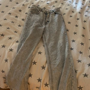 Jeans utsvängda  - Säljer dessa ljusblåa utsvängda jeans för att de är för små på mig i midjan därför kan inte visa på. Men i längd sitter det bra är (163cm). Strl S. Knappt använda. 