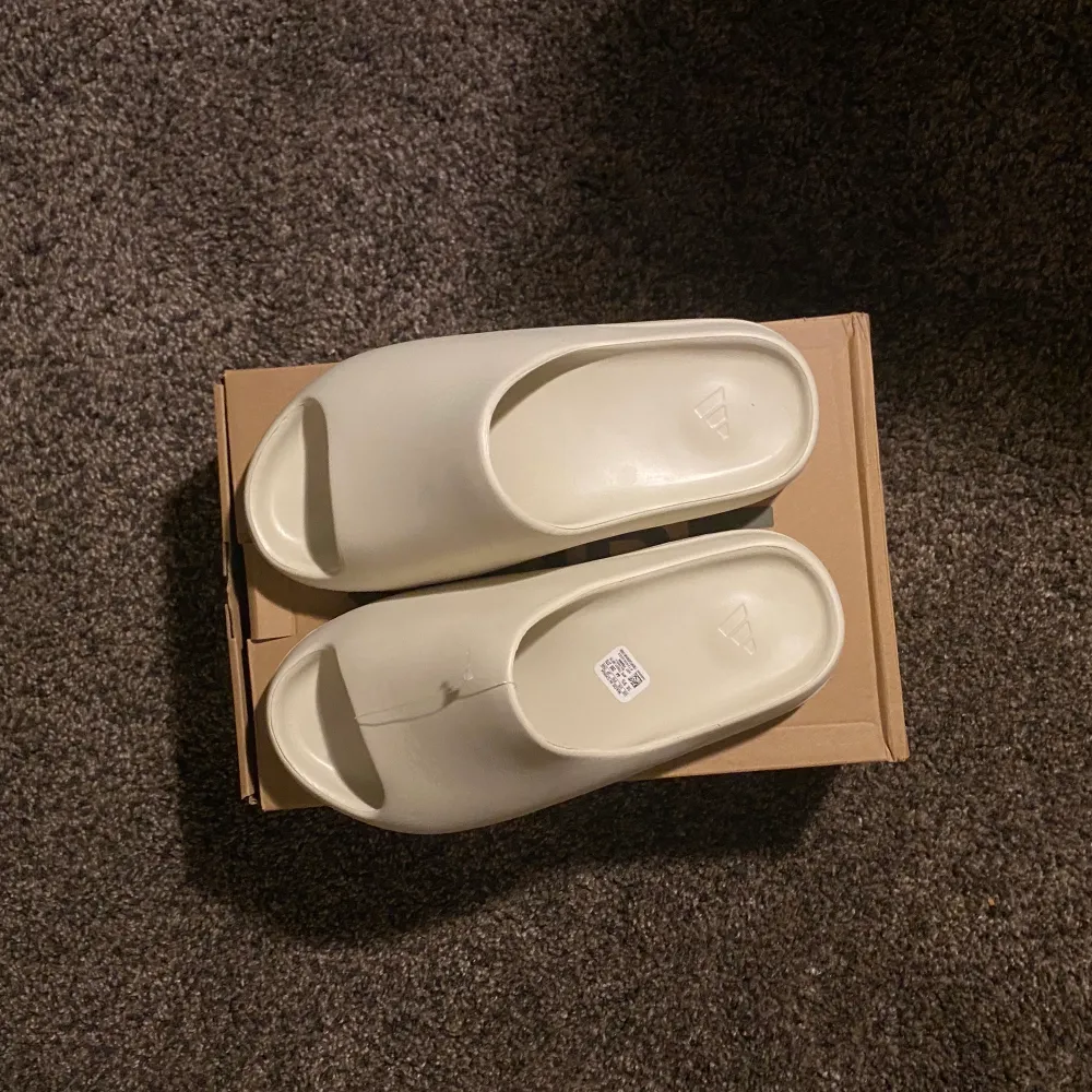 ! Replicas! Brand new Yeezy slides, very comfy and true to size. . Skor.