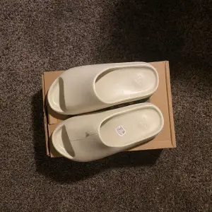 ! Replicas! Brand new Yeezy slides, very comfy and true to size. 