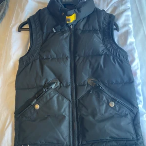 PARAJUMPERS KOBUK Masterpiece vest  - Säljer Parajumpers Kobuk Masterpiece Vest i storlek xs pga utrensning av garderob. Har digitalt kvitto bevis om det skulle behövas samt att jag kan mötas i Göteborg. Priset går att diskutera. 