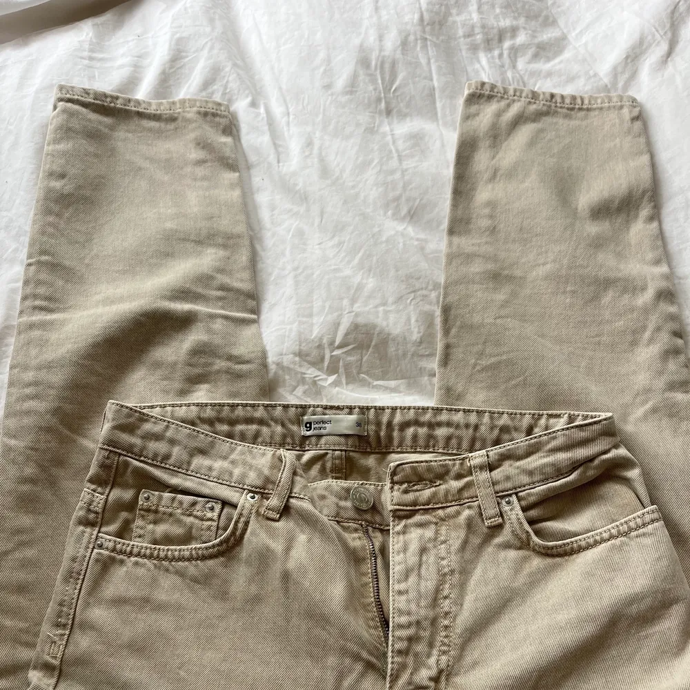 Snygga beigea jeans från GinaTricot, storlek 38. Bra skick, säljer då dom ej passar.. Jeans & Byxor.