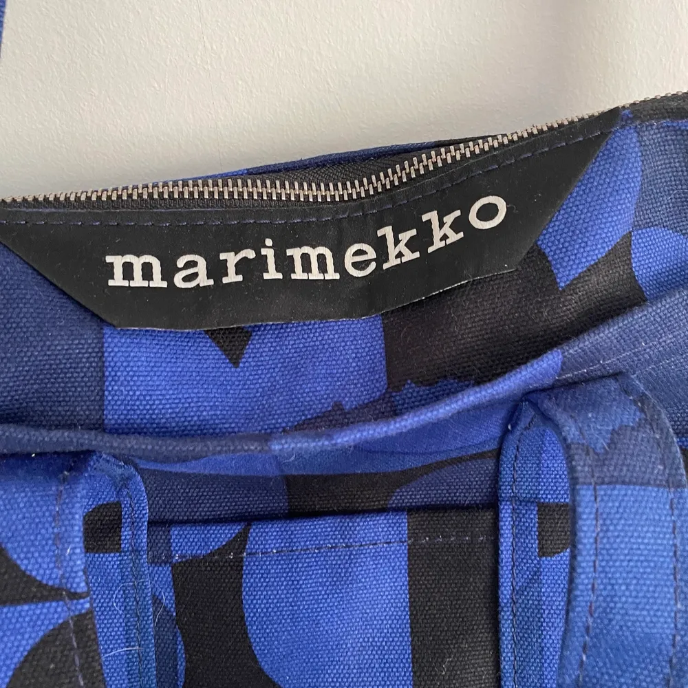 En väska från Marimekko i modellen ”MILLI MATKURI RUUTU-UNIKKO SHOULDER BAG” I väldigt gott skick då den är använd fåtal gånger🍄🌻🥰 köpare står för frakt. Väskor.
