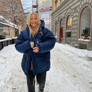 FJÄLLRÄVEN JACKA MARINBLÅ! - Säljer min superduper fina fjällräven jacka i färgen marinblå!😍 Fint skick! Lite vitt har gått bort från klämman, men inget som syns tydligt! BUD FRÅN 3000! Eller köp direkt för 3500! Kan jättegärna tänka mig o byta till en svart meotine jacka!🥰