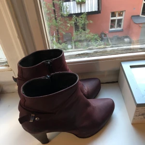 Boots  - Vinröda boots/klackar från Nude. Storlek 36. Mycket bra skick !