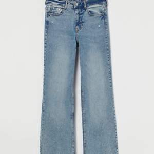 Säljer ett par helt slutsålda bootcut jeans från hm. Jeans har varit använda några gånger men är i nyskick.😊