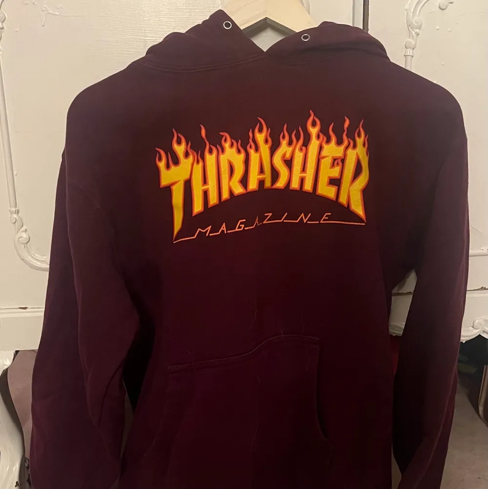 Jättefin vinröd thrasher hoodie som jag säljer då den inte används längre. Bra skick på den. Storleken är oklar men skulle tippa på att den är i strl M 💕. Hoodies.