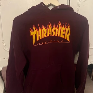 Thrasher Hoodie - Jättefin vinröd thrasher hoodie som jag säljer då den inte används längre. Bra skick på den. Storleken är oklar men skulle tippa på att den är i strl M 💕