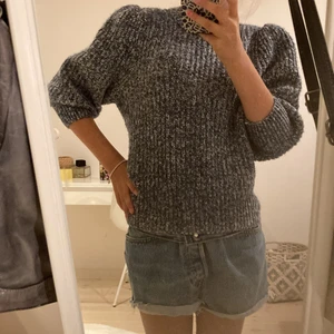 Stickad tröja - Snyggaste stickade tröjan i färgen blå och från hm, säljer för att gillar inte hur den sitter på mig💛 hör av dig om du är intresserad