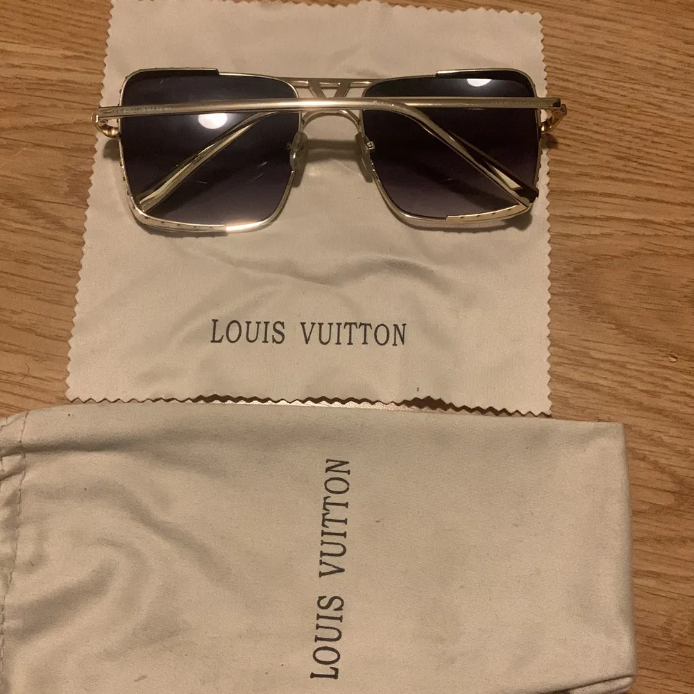 Snygga och oanvända glassögon från Louis Vuitton säljer dom för 900 kr men pris kan diskuteras med snabb affär . Accessoarer.