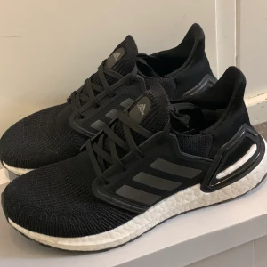Adidas Ultraboost Skor - Nyköpta Adidas Ultraboost i strlk 40. Superbekväma skor att ha till jobbet, eller till gymmet då de är löpningsskor. Använt ett par gånger men de är jätte fräscha och i hel skick. Köptes för 1949kr men säljer för 1499kr. Pris kan diskuteras 💕Möts bara upp