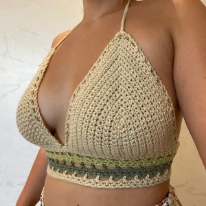 Virkade toppar - Toppar jag själv har virkat, men som inte kommit till användning. Mjukt bomullsgarn i naturliga färger💗  Pasar mig med 80D i kupstorlek men eftersom det är ganska mycket stretch går det nog med både snäppet mindre och större💕 kostar 80 kr styck (+ frakt) 