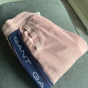 Rosa gant byxor - Byxorna är köpta på gant och är i bra skick:))) Dem är inte sönder nånstans och har inga fläckar.
