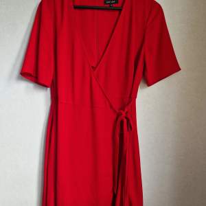 Röd omlottklänning från New Look. Använd 1 gång i samband med min examen. 