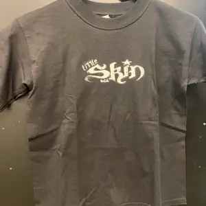 En svart ”skin” T-shirt 🖤