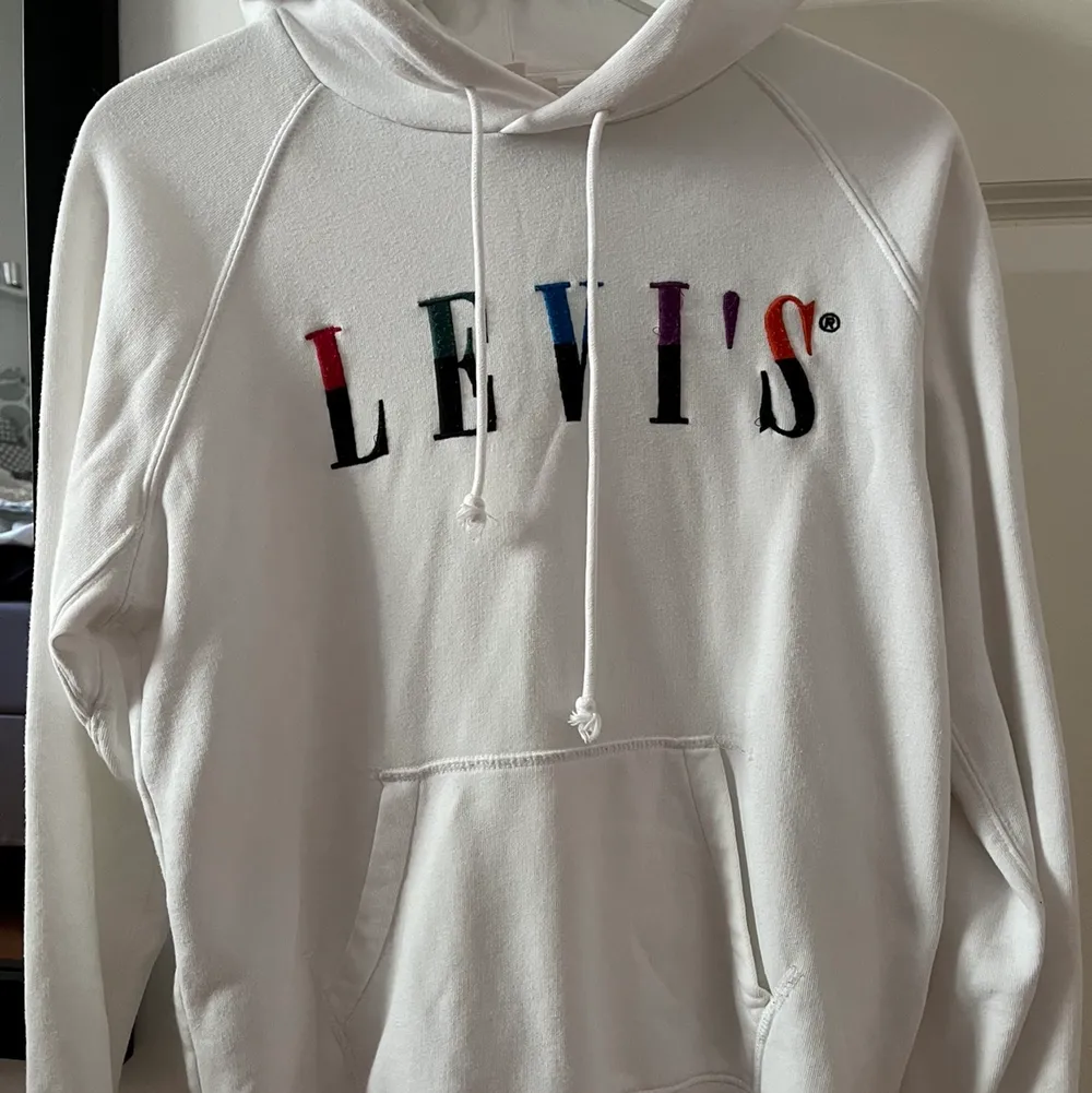 En vit Levis hoodie i storlek Xs🤍 inte använd många gånger, frakten ingår ej i priset. Tröjor & Koftor.