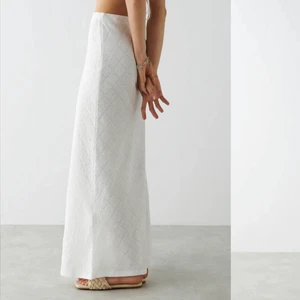 Lång kjol - Säljer denna superfina långkjol ifrån Gina tricot! Den är helt oanvänd med prislapp kvar! Så i sitt toppskick som ny! Otroligt fin passform och superfin fräsch vit färg! 