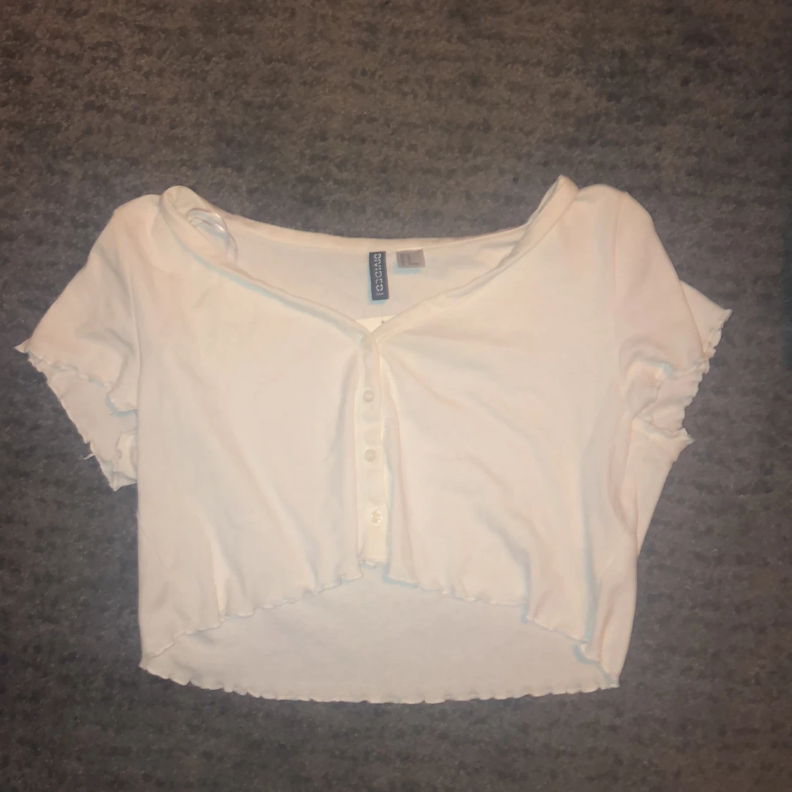 H&M kroppad topp med urringning 